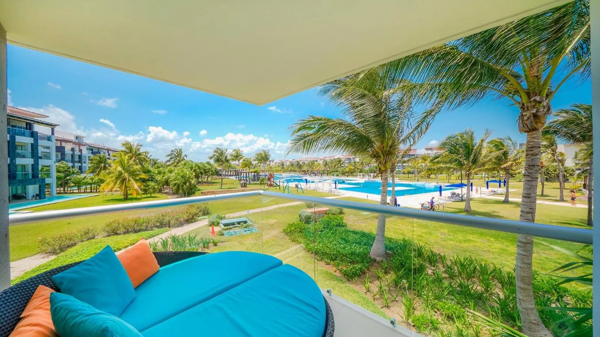 Дом отдыха Beachfront Condo With Tub, 3 Bedroom & Pool - At Mareazul Condo Corazon