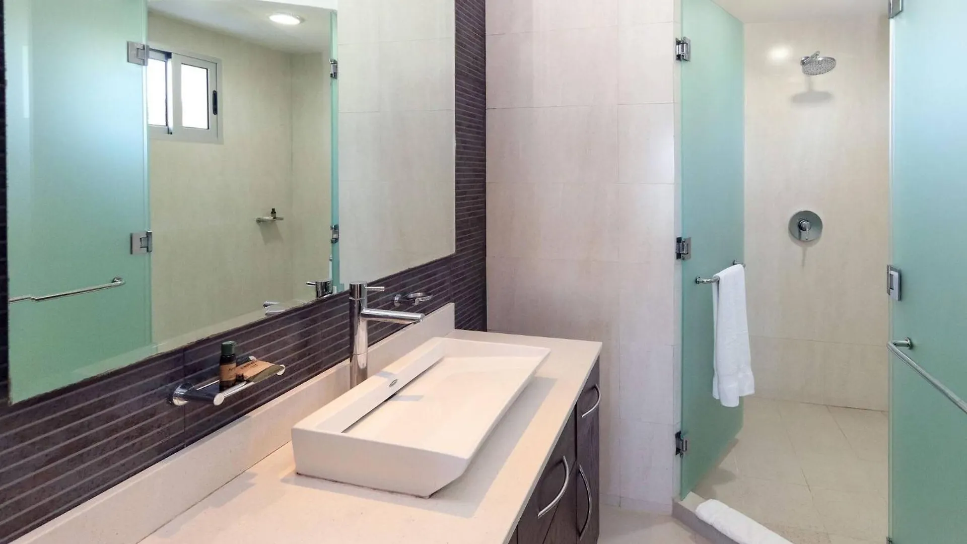 Дом отдыха Beachfront Condo With Tub, 3 Bedroom & Pool - At Mareazul Condo Corazon Мексика