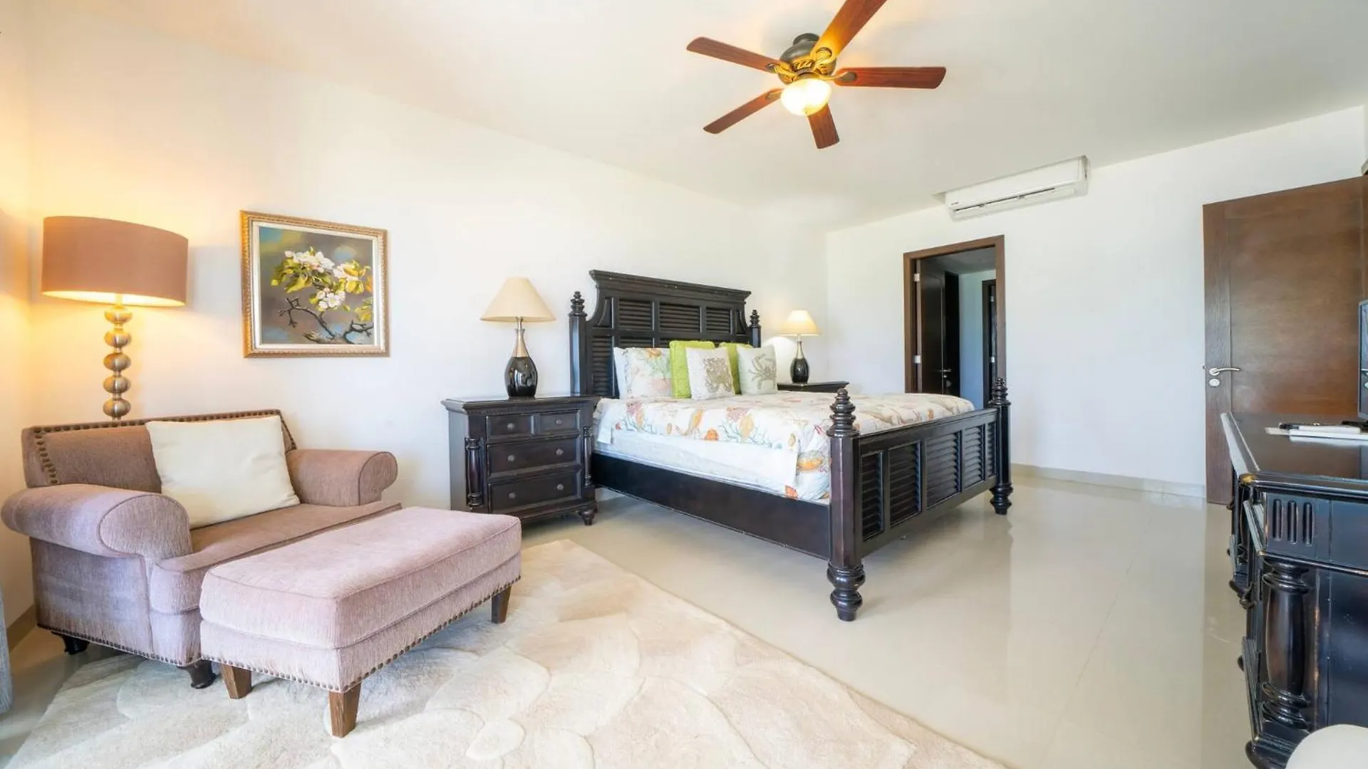 Дом отдыха Beachfront Condo With Tub, 3 Bedroom & Pool - At Mareazul Condo Corazon